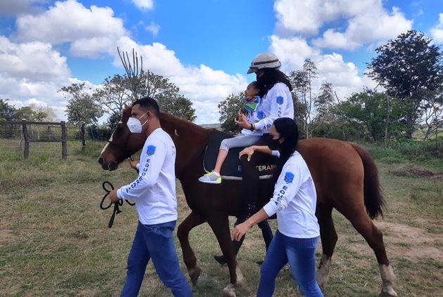  Cavalaria da PM leva equoterapia para crianças especiais