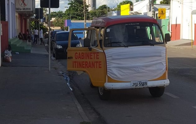  Máscaras e álcool em gel viram moeda eleitoral na pandemia