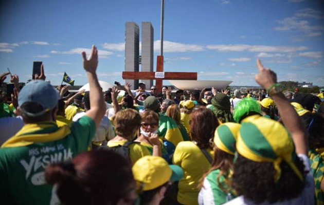  Manifestantes defendem voto impresso em frente ao Planalto