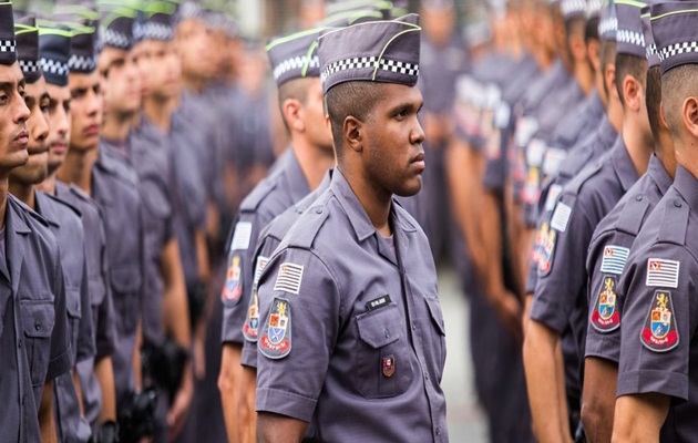  No Brasil, dois em cada três policiais assassinados são pretos ou pardos