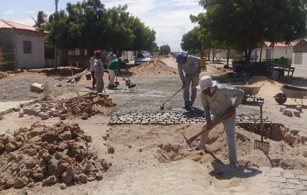  Infraestrutura de Glória executa serviços na Sede e área rural do município