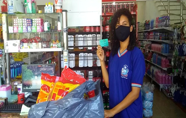  Estudantes de toda a Bahia realizam compras com o vale-alimentação estudantil