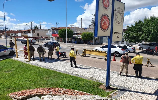  GTRAN e 20º Batalhão realizam blitz para fiscalizar motocicletas e veículos