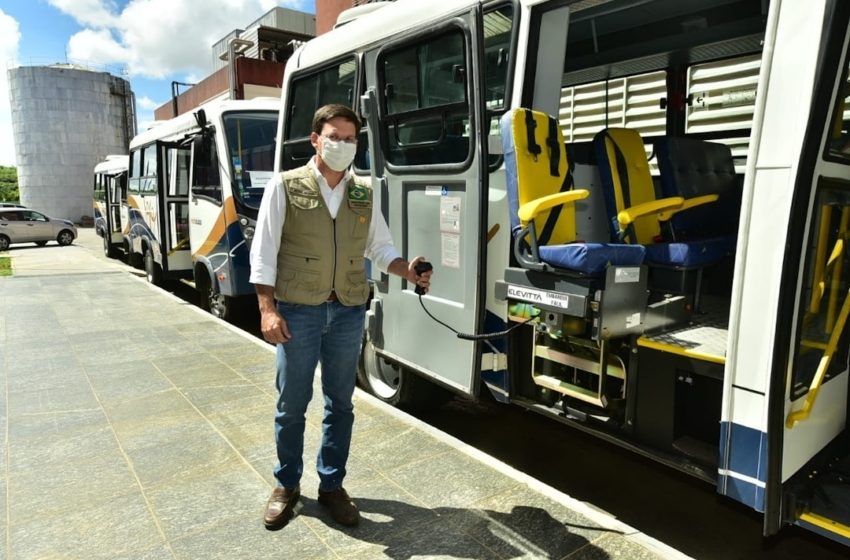  Ministro da Cidadania do Brasil, João Roma entrega 12 micro-ônibus  e cestas de alimentos