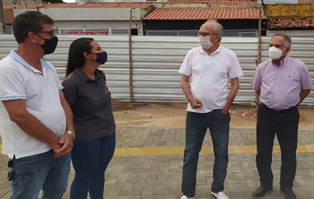  Luizinho visita obras em andamento, acompanhado do prefeito Luiz de Deus