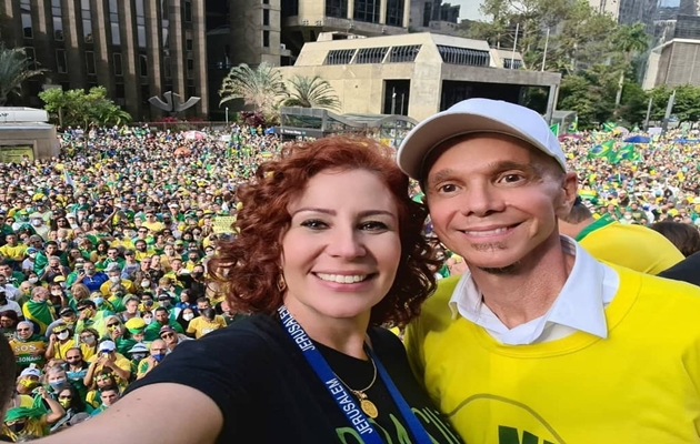  Autor de ‘Milla’ notifica Carla Zambelli para tirar vídeo em que Netinho canta hit em ato pró-Bolsonaro