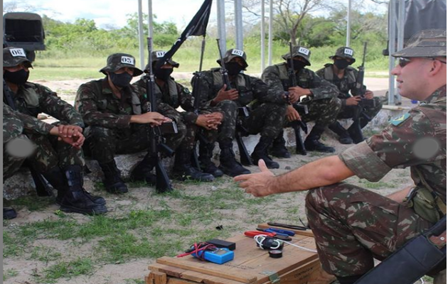  Alunos do curso de formação de Cabos da 1ª CIA INF recebem instrução de conduta e manuseio com explosivos