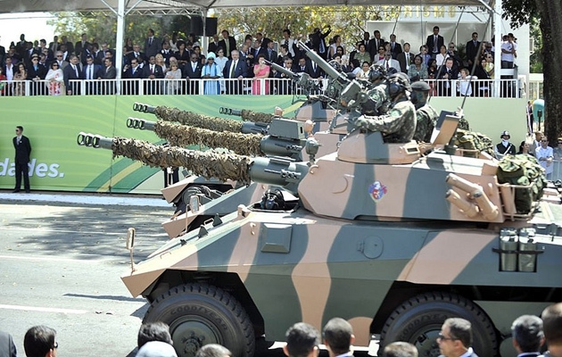  Sob ordens do presidente, militares farão desfile de veículos blindados por Brasília