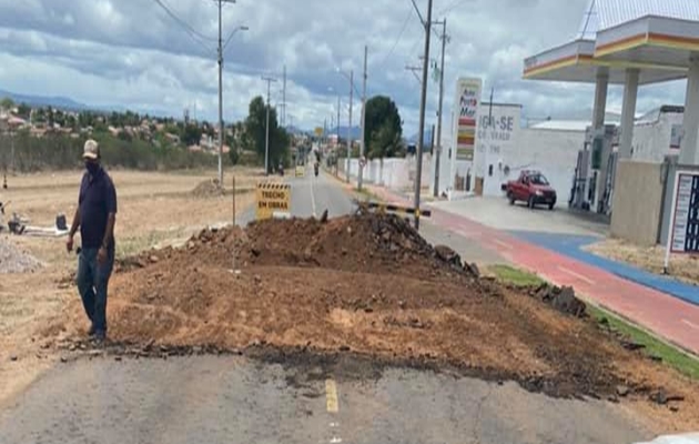  SEINFRA, deu início a execução da faixa de pedestres elevada na Avenida Adauto Pereira