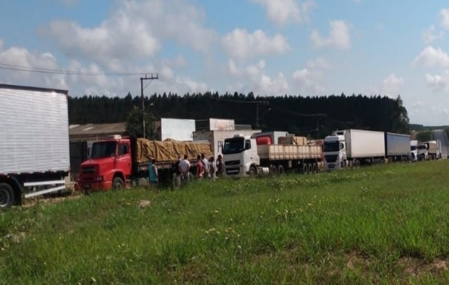  Bahia ainda tem bloqueios de caminhoneiros em trechos de duas rodovias federais