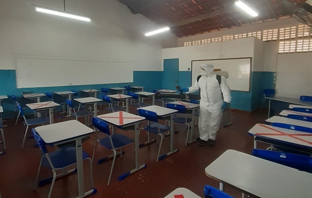  Continua a desinfecção dos prédios das Escolas da rede municipal contra a Covid-19