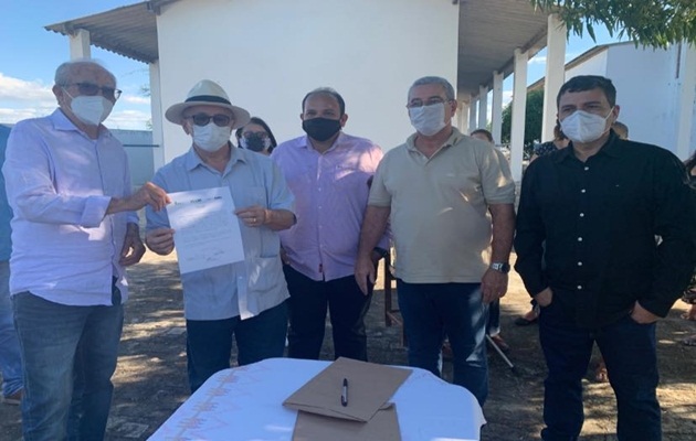  Produtores e criadores da Caiçara II recebem terreno para a construção do abatedouro de galinha caipira