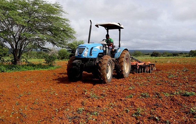  Secretaria de Agricultura e Aquicultura presta serviço de aração de terra para o plantio