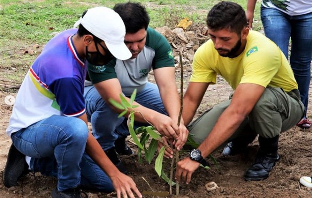  1ª Companhia de Infantaria realiza plantio de várias mudas de árvores nativas