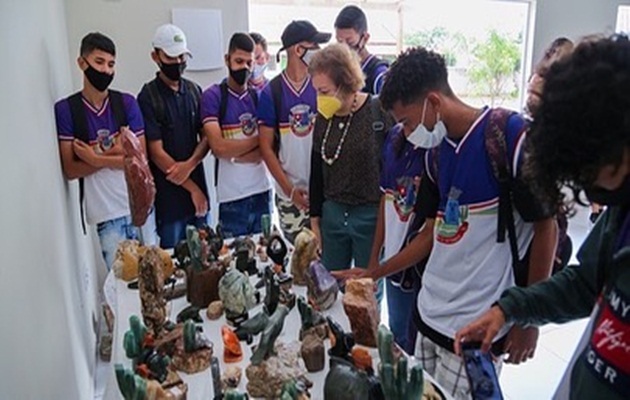  Alunos da Educação de Jovens e Adultos (EJA), visitam Escola de Arte Mineral, no povoado Rio do Sal