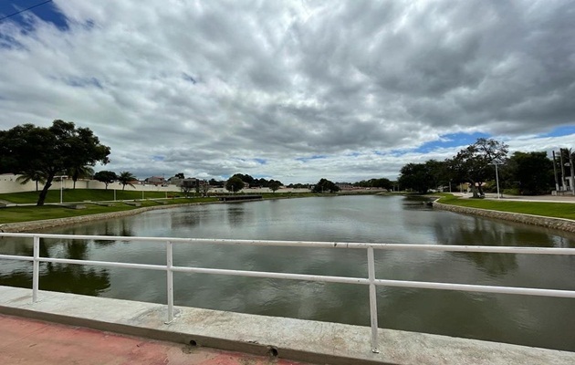  Secretaria de Meio Ambiente retira plantas aquáticas dos lagos do município