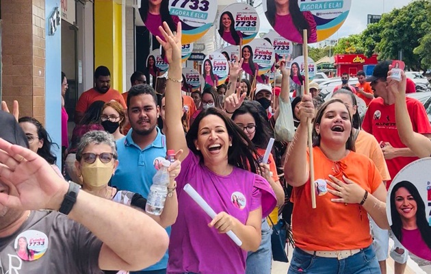  Candidata a deputada federal, vereadora Evinha fez campanha pela feira grande e ruas do centro