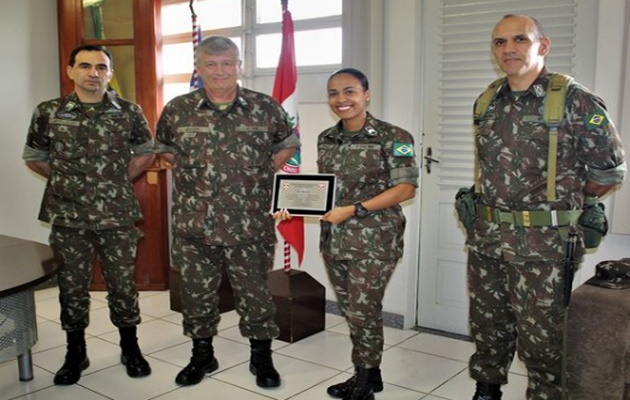  1ª Companhia de Infantaria homenageia a 3º Sgt Ana Caroline