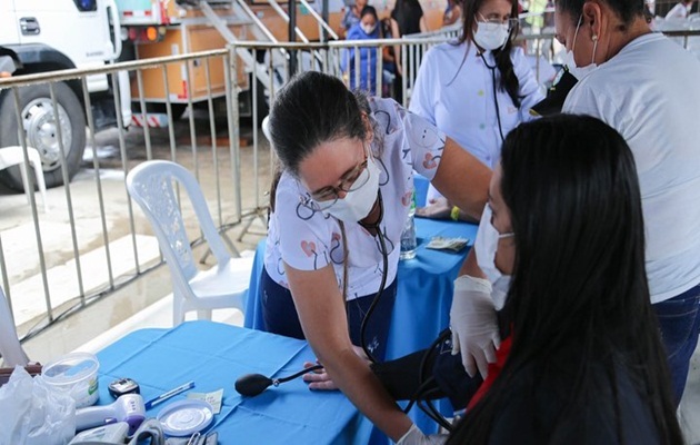  Prefeito e Vice-prefeito visitam a Feira da Saúde na Policlínica Regional de Saúde, no BTN