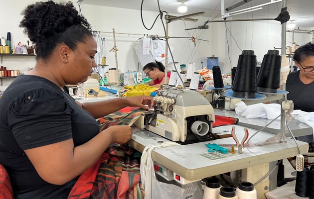  Alunos do curso de costureiro industrial visitam indústria de confecção Clara Arruda