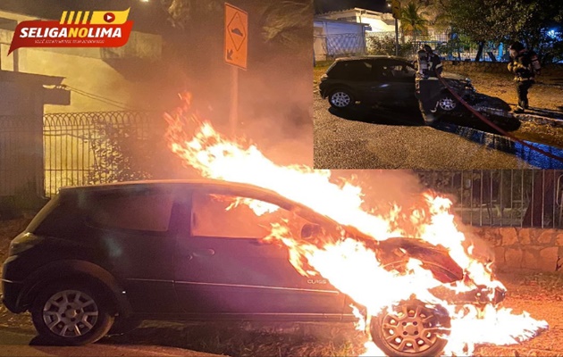  Bombeiros da 15° GBM são acionados para apagar as chamas em um veículo em frente a Uneb