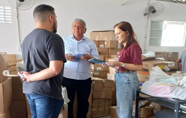  Prefeito em exercício, Marcondes Francisco, esteve na Seduc para conhecer a logística de distribuição de fardamento escolar e livros