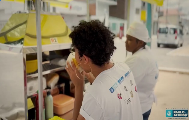  Mulheres que participaram do Projeto Mulher Empreendedora recebem carrinho para lanches