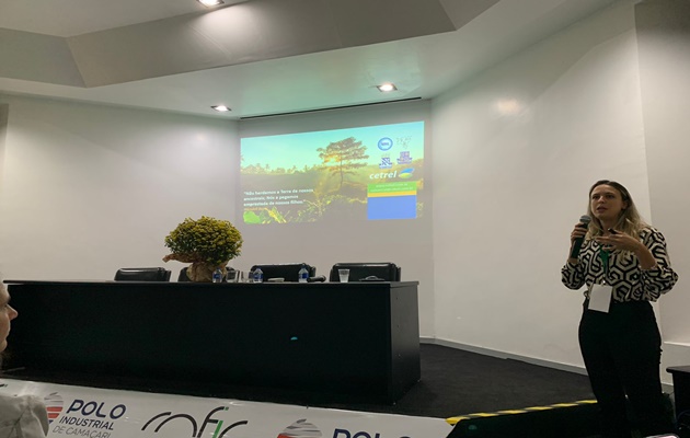  Engenheira ambiental da Cetrel apresenta estudo sobre gerenciamento de áreas contaminadas em evento no Cofic