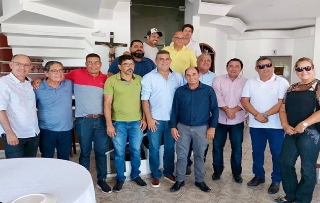  Prefeito Marcondes Francisco e vereadores se reúnem durante almoço e discutem ações e soluções para o município