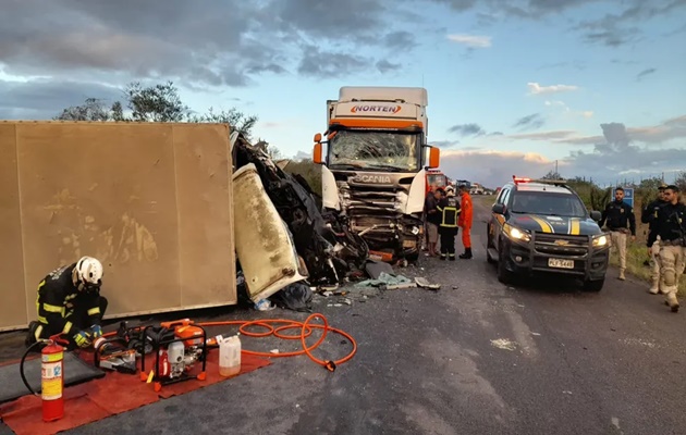  Batida entre caminhões deixa um morto na BR-116, na região de Paulo Afonso