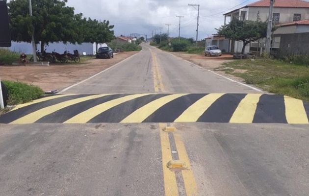  Equipe da SEINFRA está retirando 6 quebra-molas na Avenida Adauto Pereira devido à realização do Circuito Baiano de Triathlon