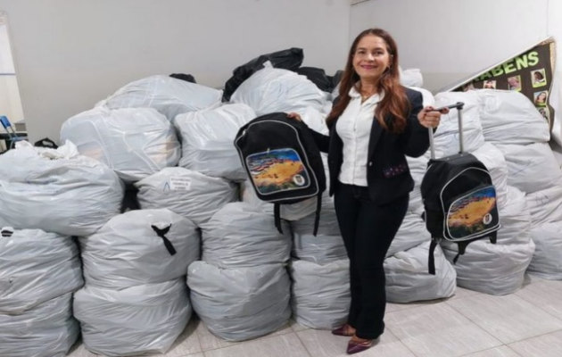  Secretaria de Educação de Glória (BA) entrega mochilas para alunos da Rede Municipal de Ensino