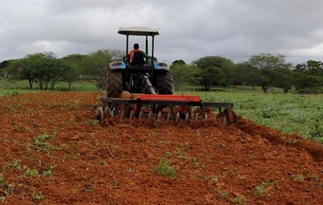  Programa de aração de terra da Seagri realizado em vários povoados, beneficia produtores rurais