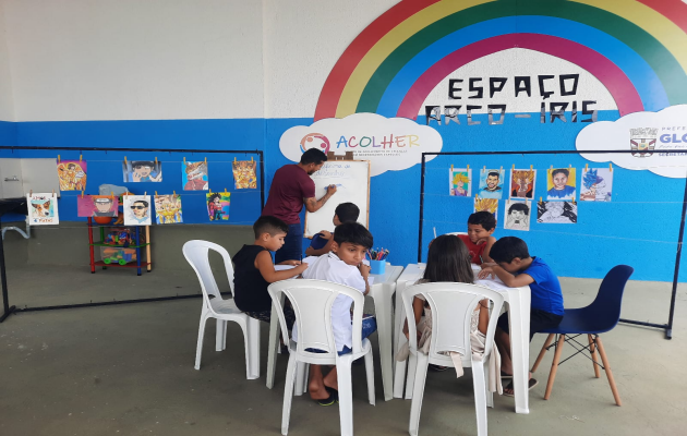  Crianças do Centro ACOLHER, recebem oficina de artes plásticas