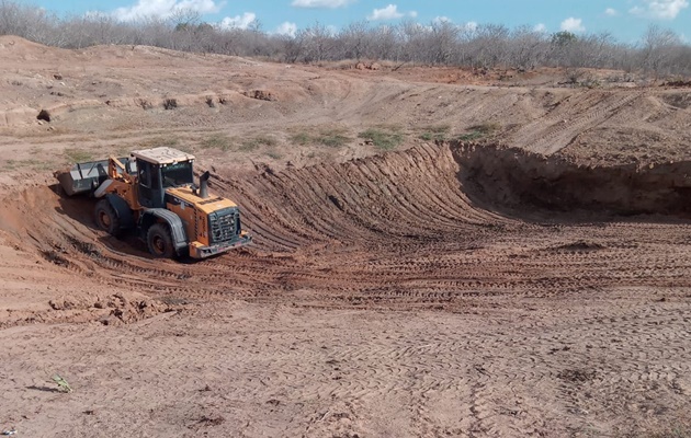  Secretarias de Agricultura e de Infraestrutura, realizam limpeza de barragens na área rural de Glória-BA