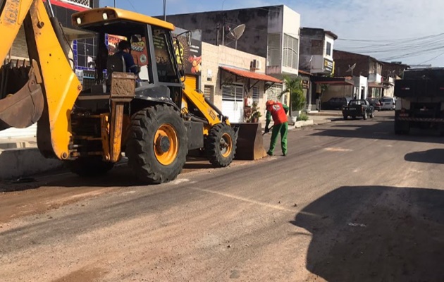  Tem equipe da Secretaria de Meio Ambiente retirando entulhos das ruas e avenidas após as fortes chuvas de sexta a noite