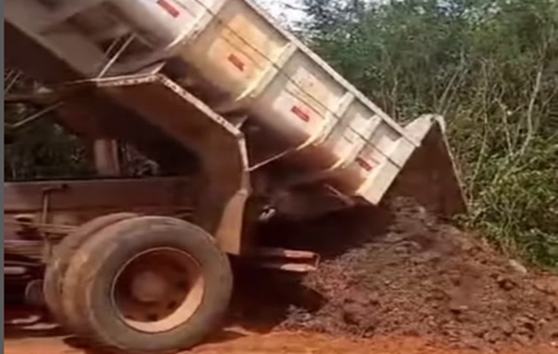  Seinfra realiza cascalhamento da estrada de acesso ao povoado Sítio do Lúcio