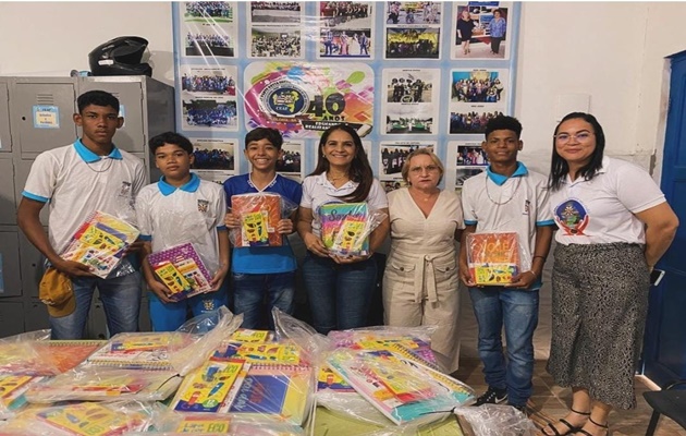  Prefeitura de Glória-BA, beneficia escolas da rede municipal de ensino com kits de material escolar