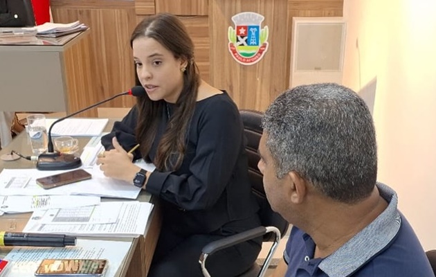  Secretária Marcele Amâncio atende convocação da Câmara Municipal e presta esclarecimentos sobre as finanças do município