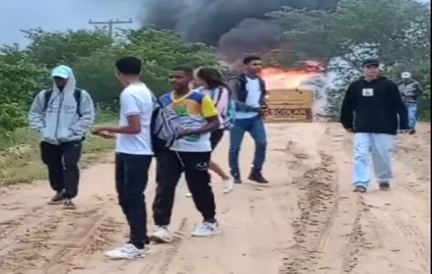  Ônibus Escolar pega fogo na região da Cirica, na área rural de Jeremoabo (BA)