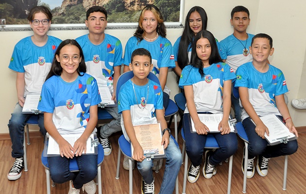  Alunos da rede municipal de ensino recebem premiação no 1º Concurso de Redação