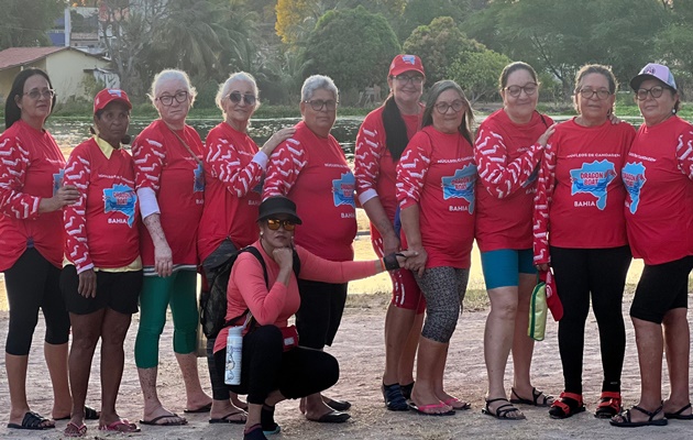  Mulheres do time Guerreiras do Remo e Indomáveis participam da prática de canoagem, no Lago O Touro e a Sucuri