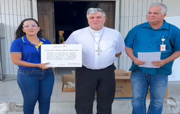  Rotary entrega máquina de costura Chanfradeira para o Projeto Escola de Couro Amigos Artesãos