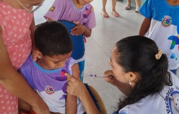  SESAB, e as Secretarias de Saúde e de Educação de Paulo Afonso, realizou um projeto de vacinação itinerante