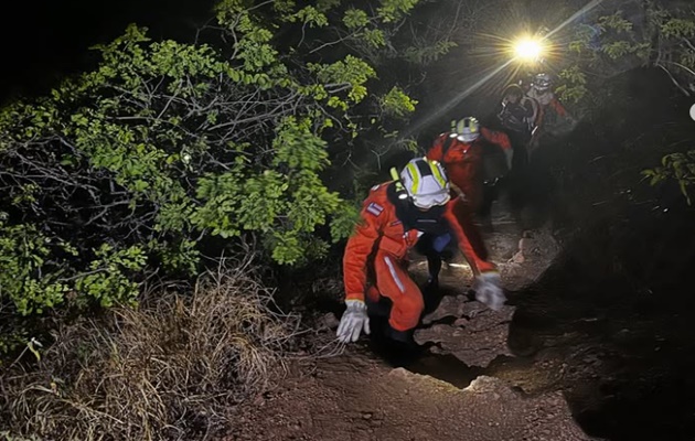  Bombeiros resgatam jovens perdidas na trilha dos cânions,na Vila Nobre